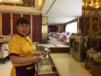 武汉餐厅难招年轻服务员